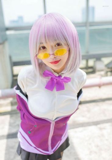 不扣钮扣的女孩