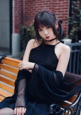 商务旅行戴帽子的同行